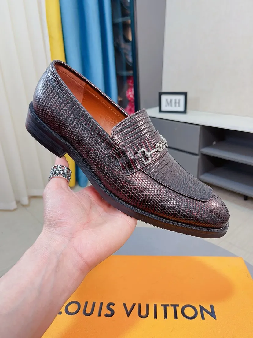 Ex-factory price 458🌹🌹【Louis Vuitton] LV official website synchronizes casual formal leather shoes, imported Italian first-layer calfskin, the leather feels natural and comfortable, and the flowing shoe body design embodies an extraordinary superior wearing experience. Smooth and tight hand-stitched seams achieve extraordinary noble taste. The lining is made of cowhide, which is high-end, comfortable and breathable, telling the man's high-spirited heart. Number of items in stock: 38-44 45 can be customized.